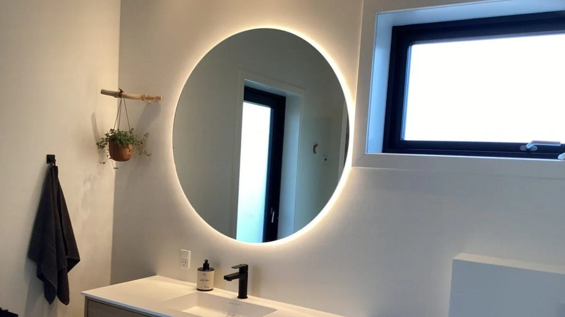 Oppgrader badet ditt med moderne LED-speil med antiduggfunksjon